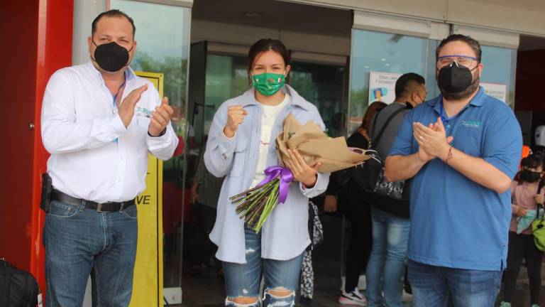 Brianda Tamara Cruz Sandoval es recibida efusivamente en el Aeropuerto Internacional General Rafael Buelna.