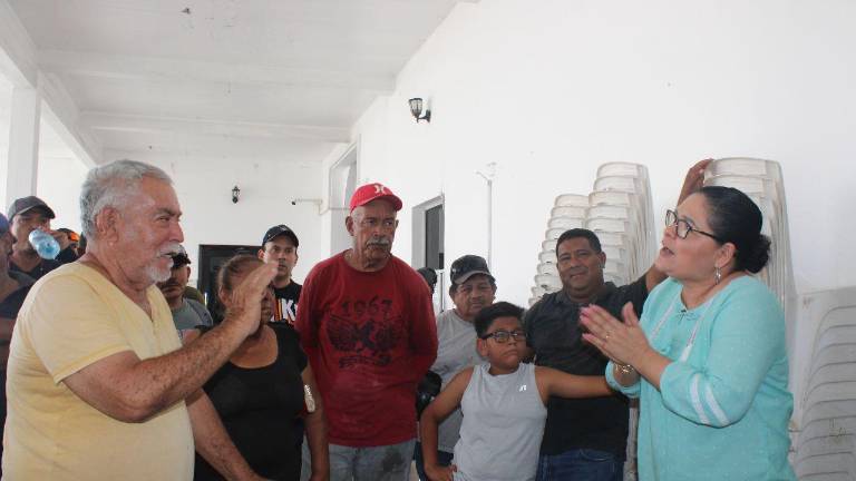 La Contadora Rosalva Barrón Crespo salió a atender a los trabajadores.