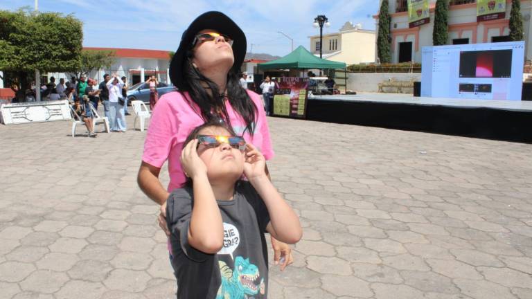 María Martínez y su hijo llegaron temprano a El Rosario.