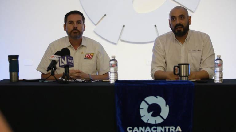En Mazatlán, Sergio Rojas, presidente de Canacintra Mazatlán, e Iván Pico, dan a conocer los foros que se llevarán a cabo para reunir propuestas para los próximos candidatos a puestos de elección popular.