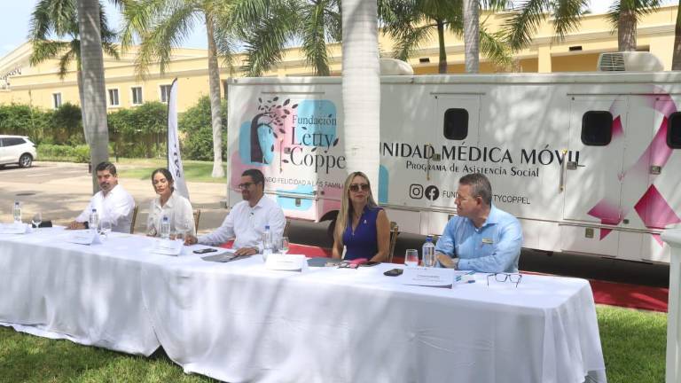 Entrega de la unidad médica móvil de la Fundación Letty Coppel a la Secretaría de Salud de Sinaloa.