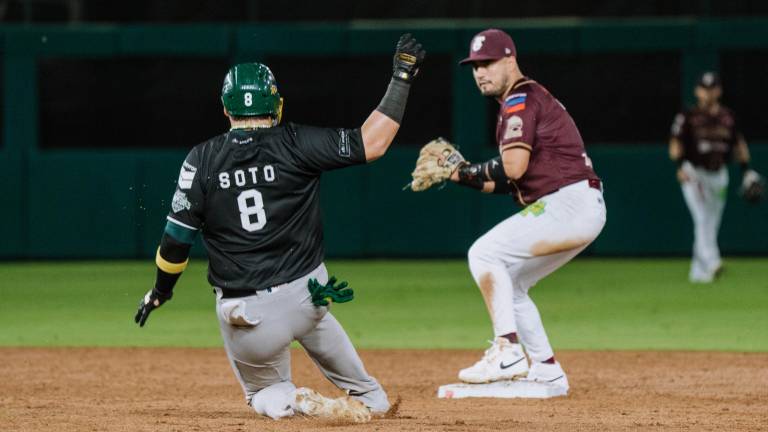 Ramón Ríos consigue el out en la intermedia y busca el doble play.