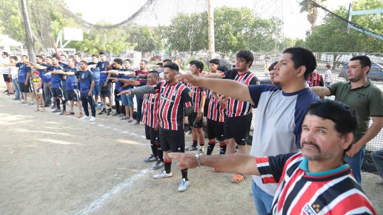 Los jugadores rinden la protesta deportiva.