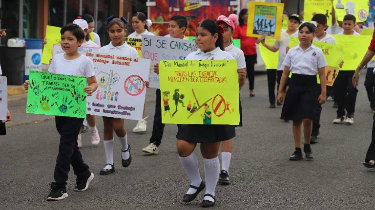 Alumnos, maestros, funcionarios públicos y la ciudadanía en general, se sumaron a esta marcha.