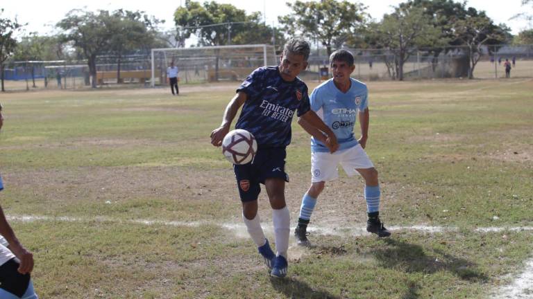 Los jugadores de la Veteranos Platino ofrecen duelos de mucha intensidad.