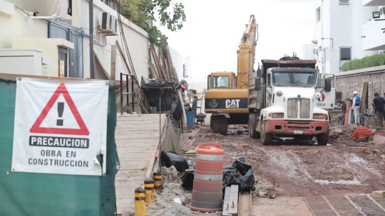 Trabajos de construcción del cárcamo para evitar las inundaciones en la zona de la Conapesca, en Mazaltán.