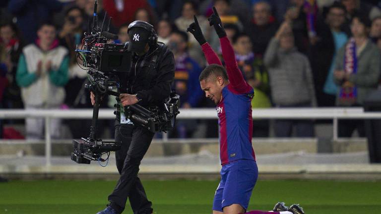 Vitor Roque festeja su gol.