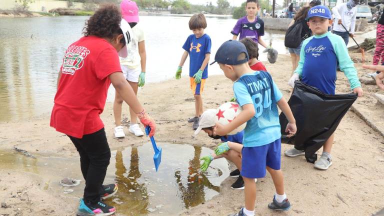 Niños y jóvenes recolectan la basura en el Estero del Yugo, en Mazatlán.