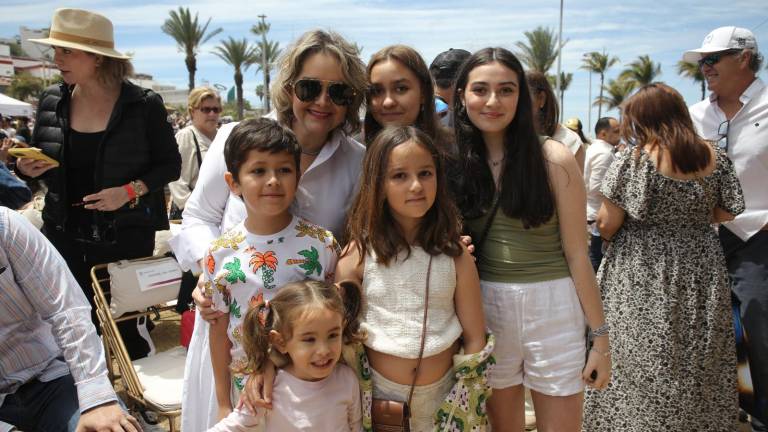 Eneyda Rocha entre Isabella Cano Rocha, Camilia Cano, Rubén Rocha Urías, Ivanna Cano Rocha y la pequeña Emilia Rocha.