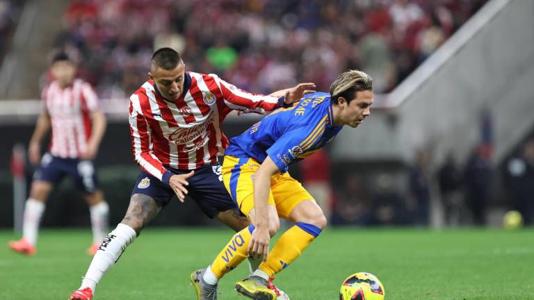 El partido fue intenso en el estadio Akron.