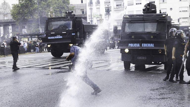 Los policías se apostaron en diversos puntos de los alrededores de la sede del Congreso, en el centro de Buenos Aires, y lanzaron gases lacrimógenos, disparos de balas de goma y chorros de agua.
