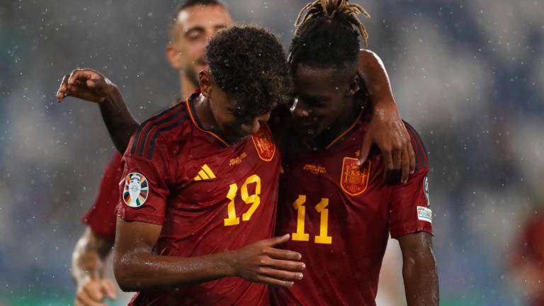 Lamine Yamal es felicitado por su gol.