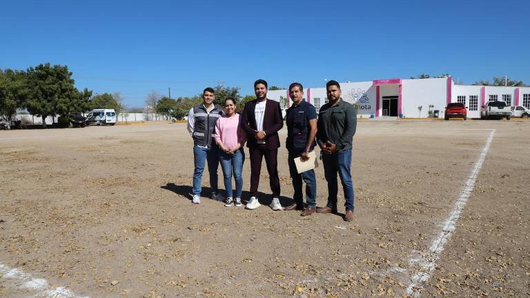 Autoridades municipales supervisan el terreno donde se edificará el Centro Regional de Autismo.