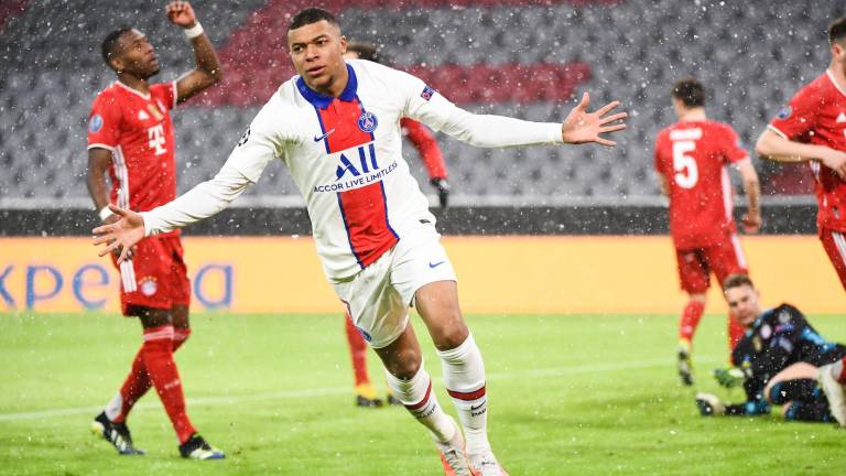 Mbappé celebra una de sus dos anotaciones.