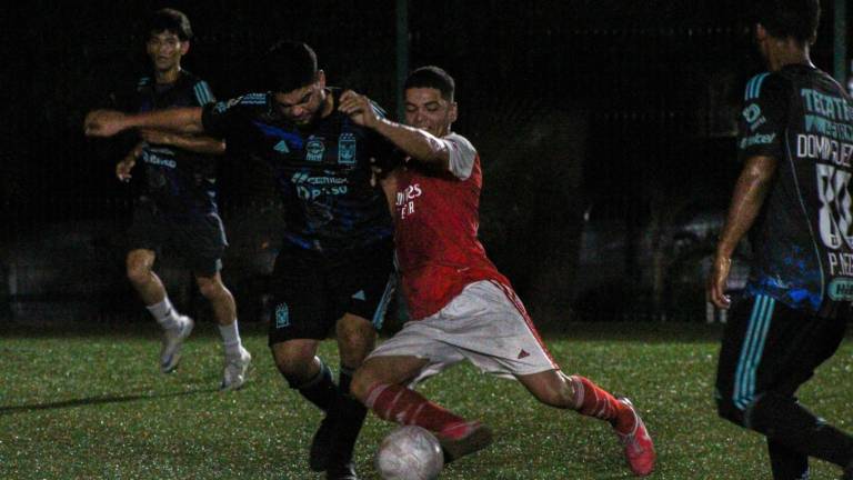Trepidantes encuentros se observan en el Torneo de Futbol Libre Sabatino, en el Deportivo del Fraccionamiento Esmeralda.
