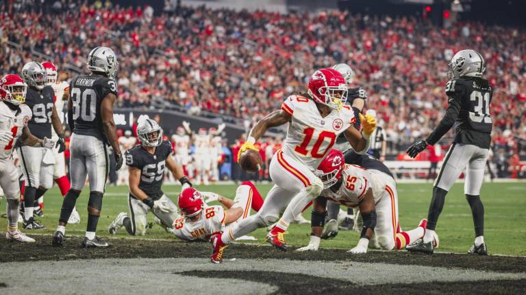 Los Chiefs vencen a Raiders en su último partido de la temporada regular.