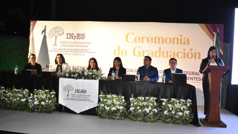 Maestros de la institución e invitados especiales encabezan la ceremonia de graduación.