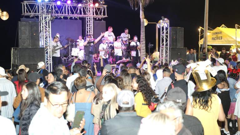 Las diferentes bandas amenizaron la atmósfera sobre el escenario, las cuales pusieron a bailar a chicos y grandes en Olas Altas.