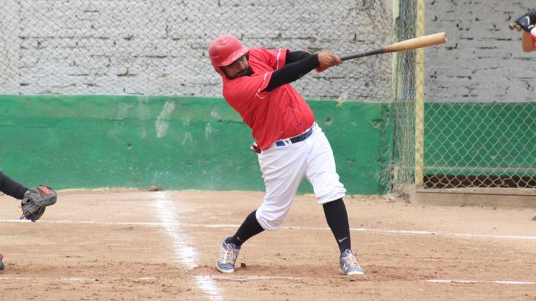 Mario Velarde bateando.