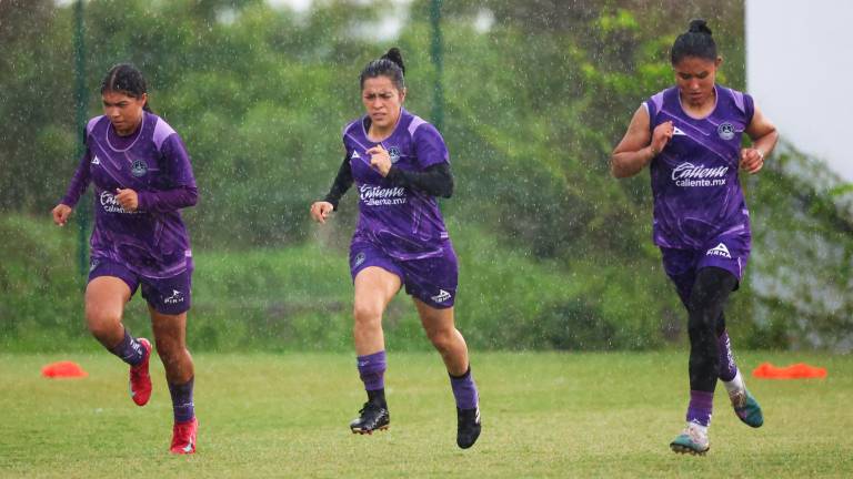 Mazatlán Femenil desafió a la lluvia en su último entrenamiento.