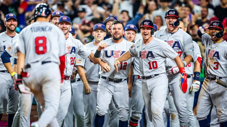 Así reciben a Trea Turner sus compañeros.