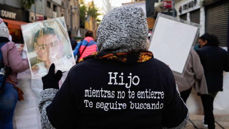 Colectivos de familiares que rechazan los resultados de la Estrategia Nacional de Búsqueda Generalizada de Personas Desaparecidas marcharon ayer desde Palacio Nacional a la Secretaría de Gobernación.