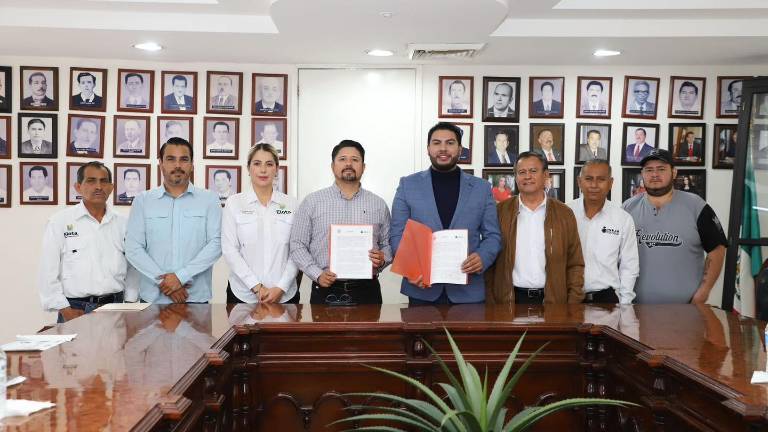 El Alcalde Richard Millán Vázquez y el director general de ISEJA, Rubén Miranda López, muestran el convenio firmado.