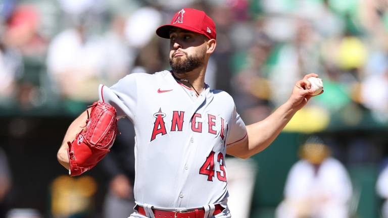 Patrick Sandoval sólo permite una carrera en cinco entradas.