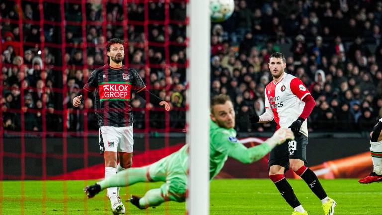 Feyenoord pide un precio mínimo de 35 millones de euros por Santi Giménez.
