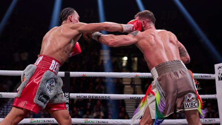 David Benavídez destrozó a Caleb Plant.
