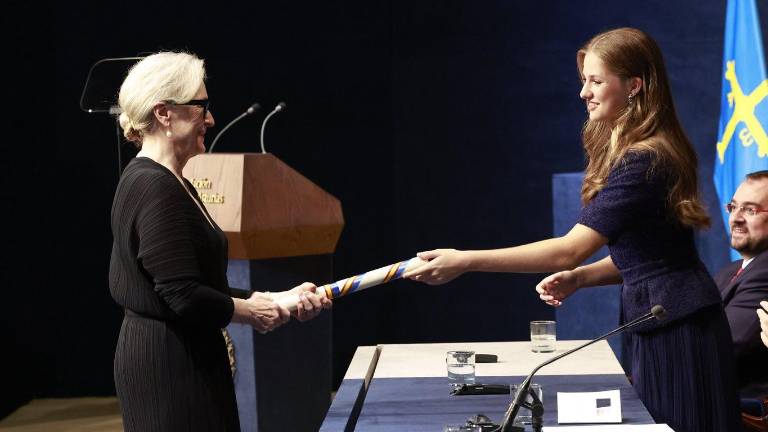 La actriz estadounidense recibe el reconocimiento de manos de la princesa Leonor de Borbón, heredera al trono español.