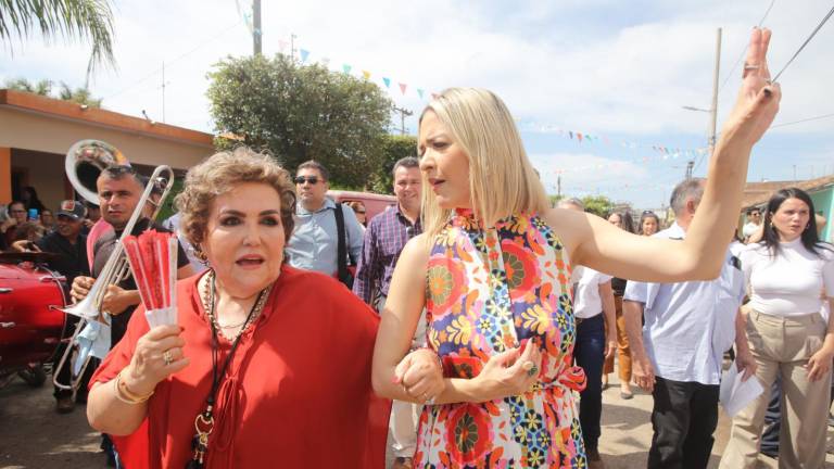 Doña Chuyita Lizárraga en compañía de Estrella Palacios.