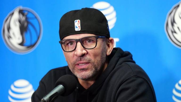Jason Kidd permanecerá como coach principal en los Mavericks de Dallas.
