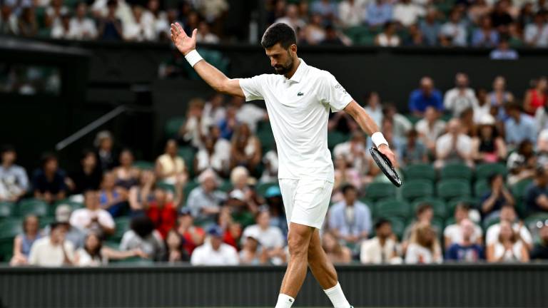 Novak Djokovic compite ante Daniel Evans en la segunda ronda de Wimbledon.
