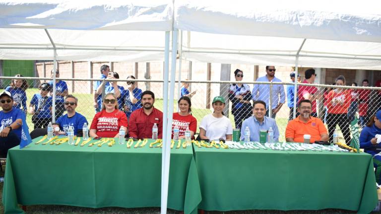 Organizadores del evento listos para entregar medallas a los ganadores.