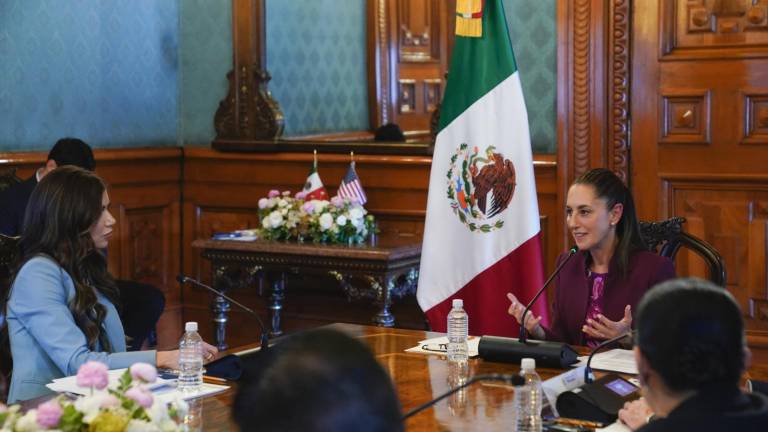 La Presidenta de México Claudia Sheinbaum Pardo en una reunión en Palacio Nacional con Kristi Noem, en meses atrás.