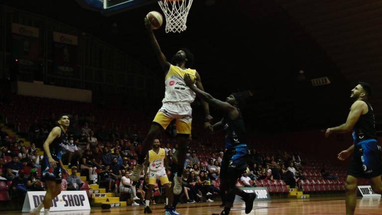 Caballeros dominó el juego a partir del segundo cuarto.