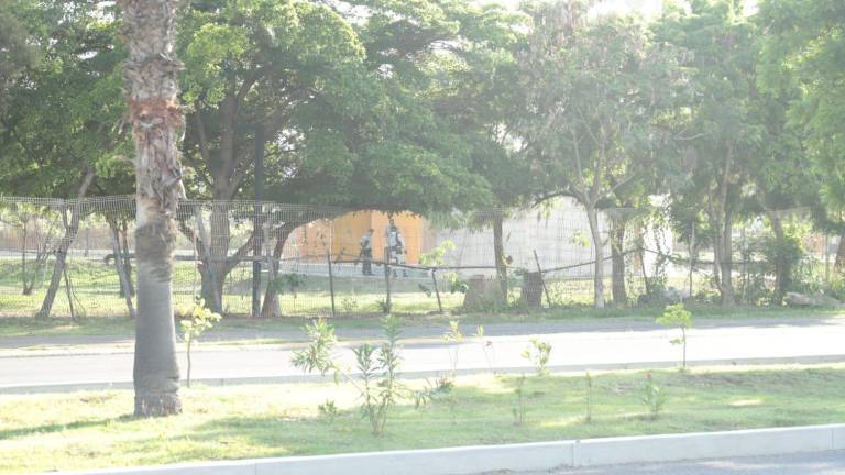El fin de semana aún se observaba personal de la Guardia Nacional en el Parque Central de Mazatlán.