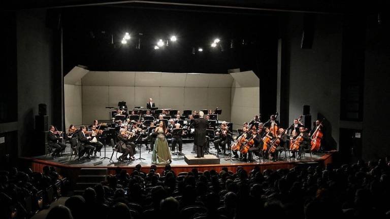 La soprano mazatleca Penélope Luna, durante su concierto en Culiacán, con la OSSLA.