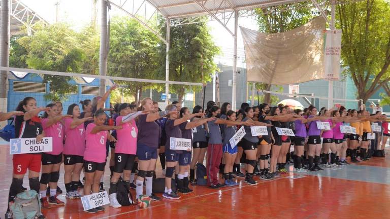 Las jugadoras rinden la protesta deportiva.