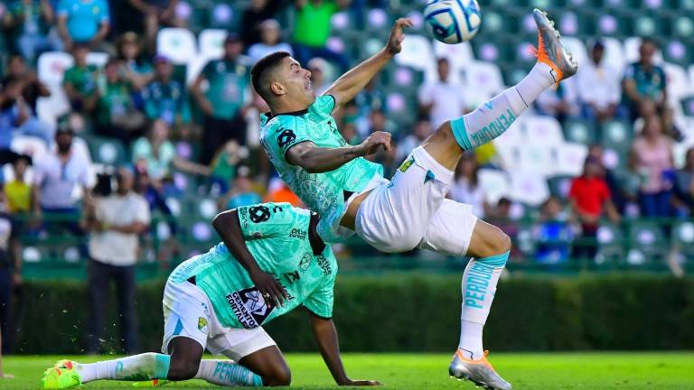 Brian Rubio fue el autor del primero gol del León, al rematar con una especie de chilena.