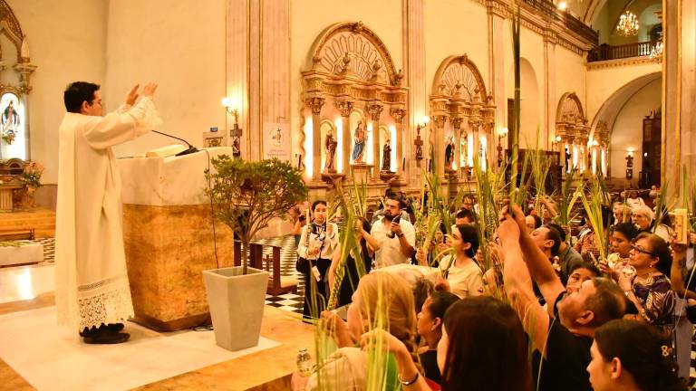 Durante la misa, fueron bendecidas las ramas de palma.