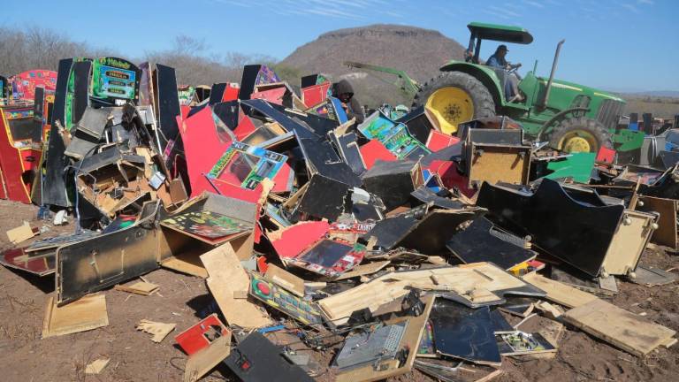 Máquinas tragamonedas destruidas en Culiacán.
