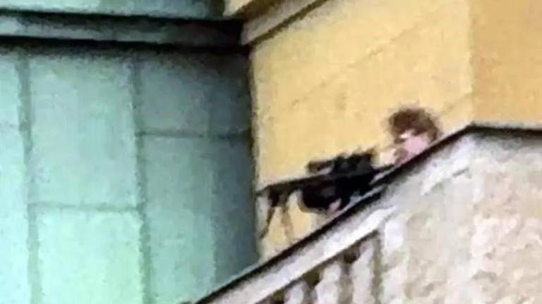Un hombre disparó desde un edificio contra las instalaciones de una universidad en Praga, en la República Checa.