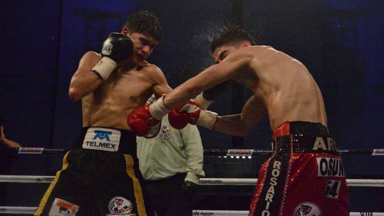 David Cuéllar supera a Karim ‘Bullterrier’ Arce.