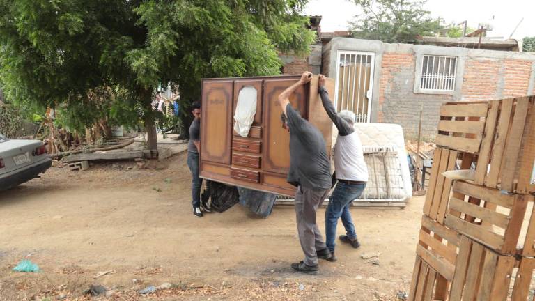 Las pertenencias de Nathalia fueron sacadas a la calle.