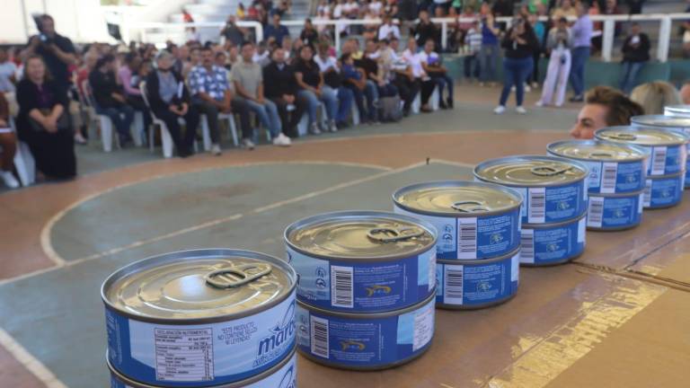La donación cubre un total de 67 mil 152 latas empaquetadas en cajas de atún.