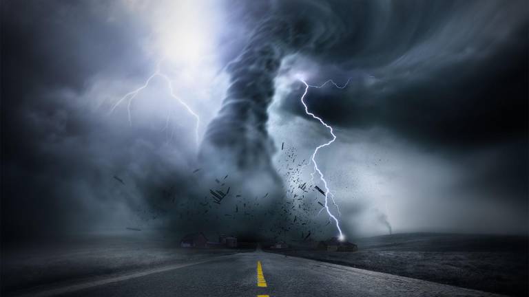 Tornado sobre la carretera.