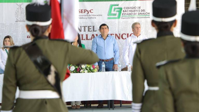 Autoridades realizaron el juramento a la bandera.