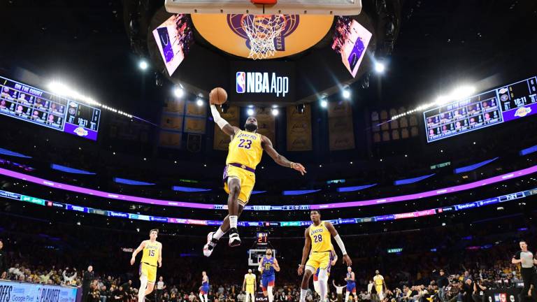Ni siquiera LeBron James con sus 26 puntos pudo evitar la derrota de Lakers.